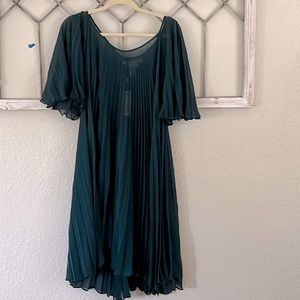 Beautiful emerald green pleated dress NWT